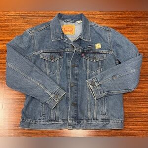 Levi’s Classic Trucker Jacket size XL embroidered with pins from ACM Awards EUC